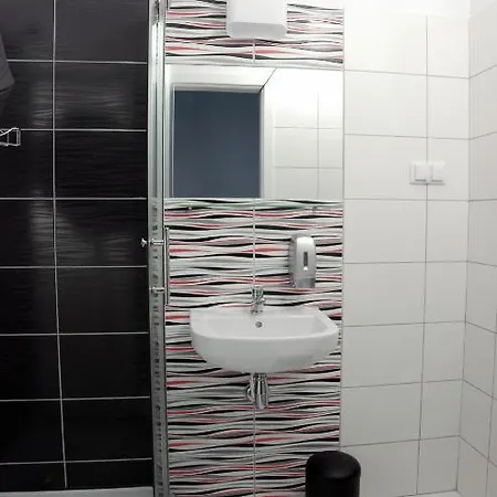 Traffic Stare فندق 2*